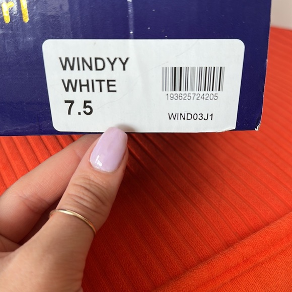 NEW IN BOX Madden Girl Windyy Booties | White | Size 7.5 - Picture 4 of 4